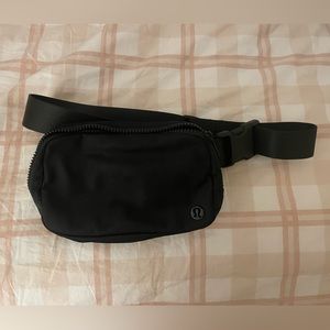 Lululemon everywhere belt bag